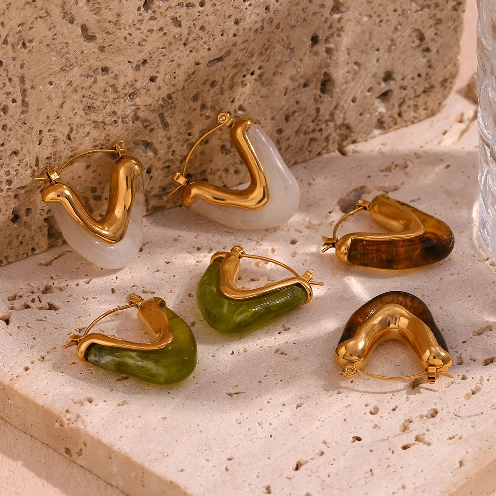 Ins Blogger Style Fashion Textured Acrylic Amber Green White Gold Plated Steel V Shape Hoop Earrings zielone kolczyki damskie 250526