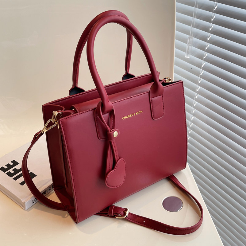 designer Wedding Bag Feel Crossbody Small Bag Women's Bag 2024 New Bridesmaid Bag Handheld Small Bag Red Wedding Bride Bag