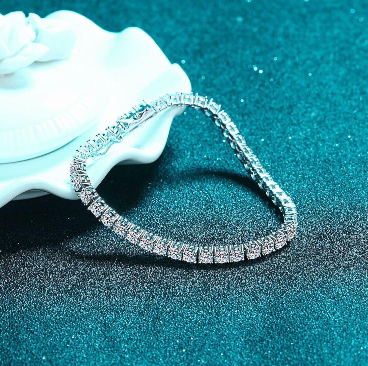Chic Accessory Choice Premium Quality PT950 Plate Finish & High Clarity Moissanite Beads Adorning a Stylish Lady's Band