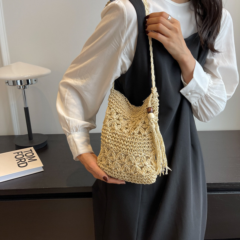 designer 2025 New Hollow Beach Vacation Bucket Bag for Women Korean Style Handwoven Fashion Single Shoulder Crossbody Bag