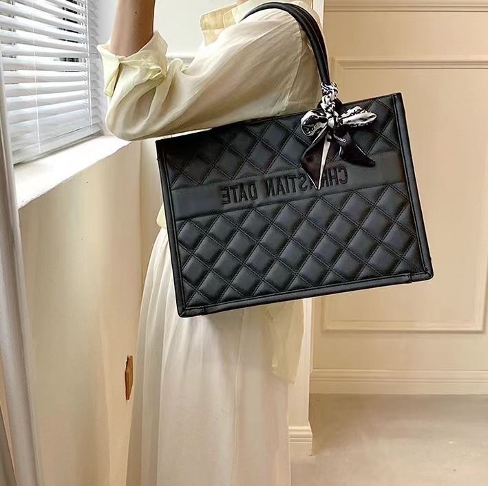 designer Women's Bag 2025 New Fashion Single Shoulder Bag Stylish Quilted Crossbody Bag Textured Large Capacity Handbag Tote Bag