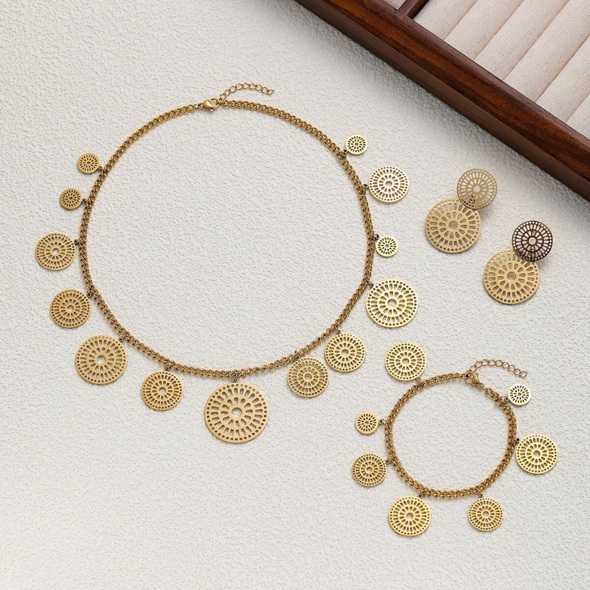 Designer Jewelry Hollow Pendant Clavicle Necklace for Women