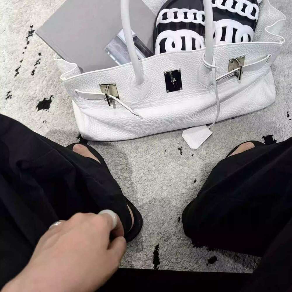 New Trendy Fashion Versatile White Litchi Grain Commuter Lock Design Single Shoulder Handbag