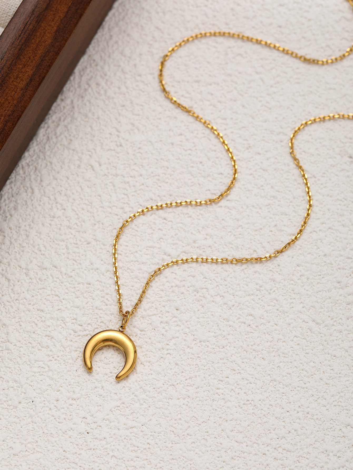 Brand New Heart Necklace Simple Women's High Version Heart-Shaped Hollow Pendant Advanced Collarbone