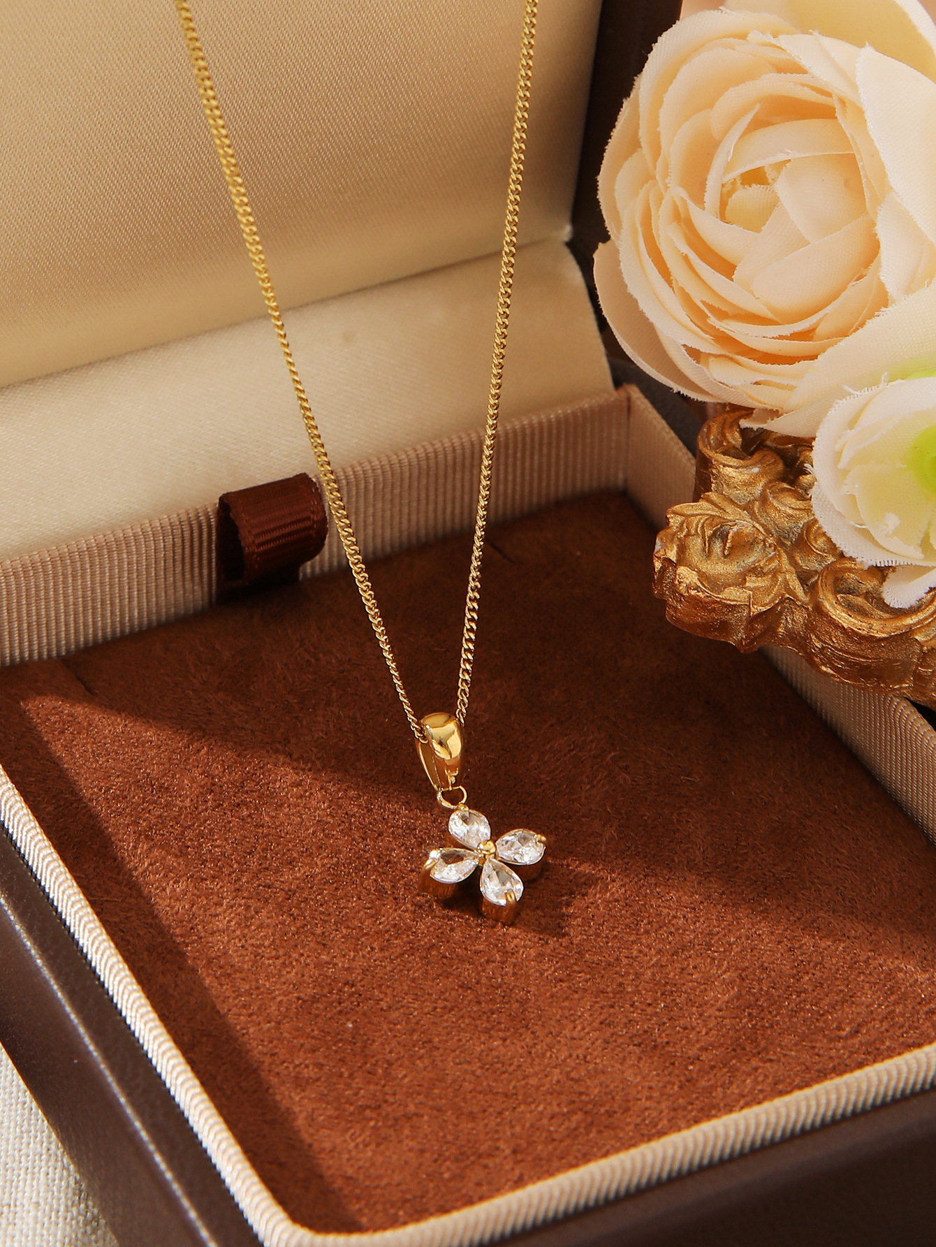 Fashion Colorful Flower Inlaid for Women, Light Titanium Steel Zircon Petal Color-Retaining Necklace