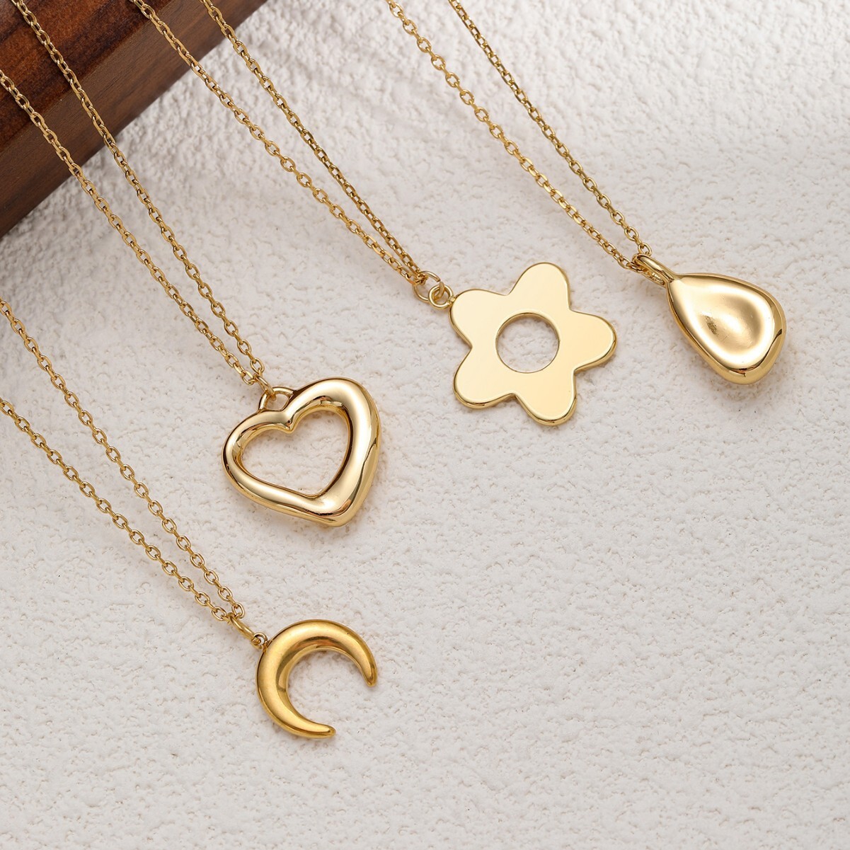 Brand New Heart Necklace Simple Women's High Version Heart-Shaped Hollow Pendant Advanced Collarbone