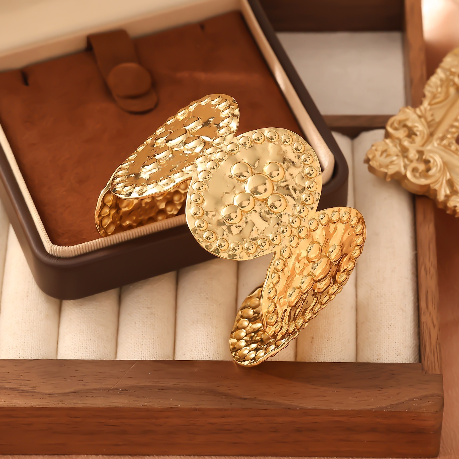 New Gold Stainless Steel Wood Grain C-Shaped Wrinkled Niche Design Style Fashion Bracelet