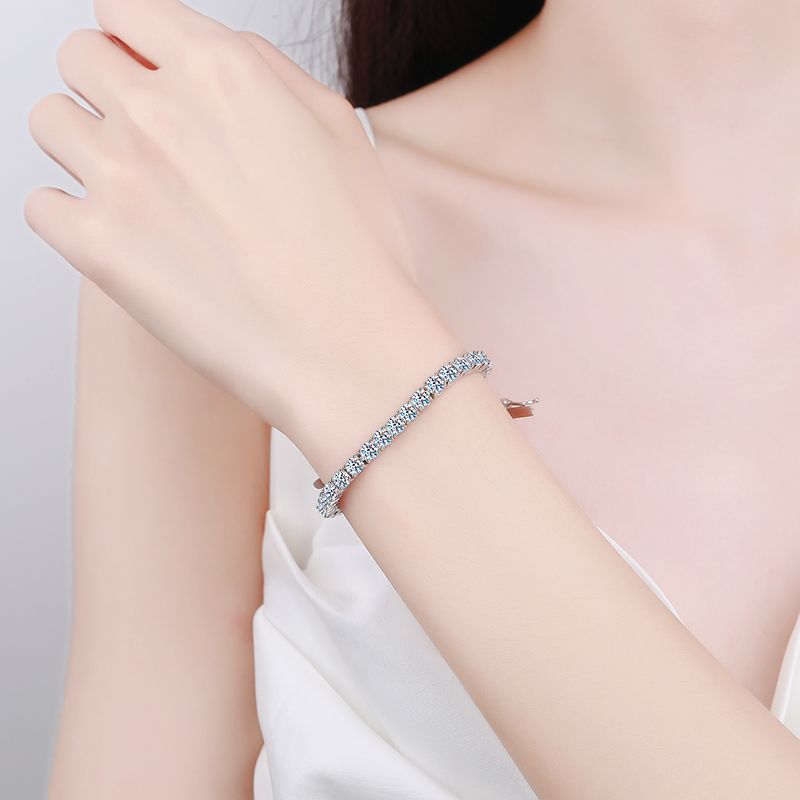 Chic Accessory Choice Premium Quality PT950 Plate Finish & High Clarity Moissanite Beads Adorning a Stylish Lady's Band