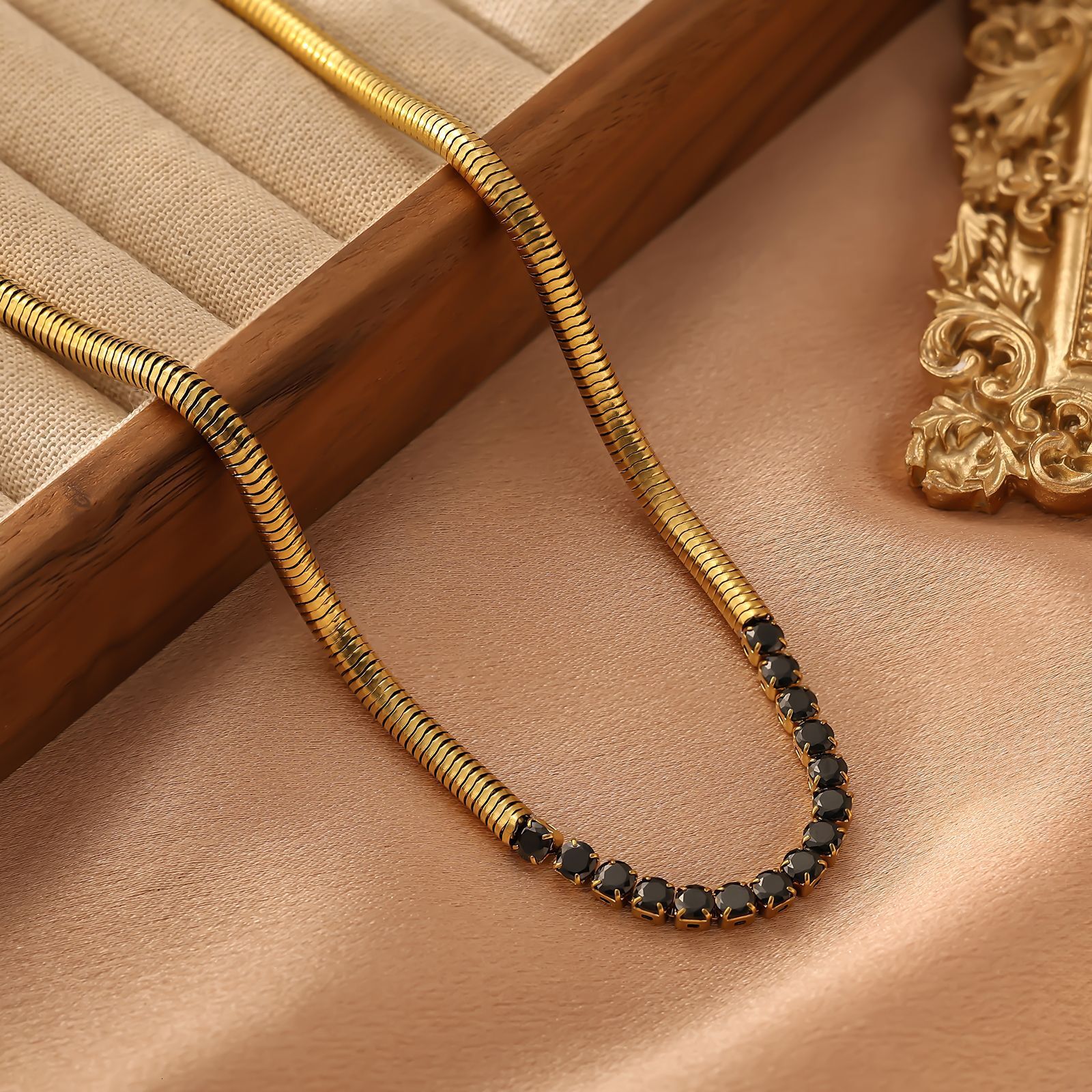 High-End Necklace for Women Inlaid with Artificial Zircon Clavicle Chain Fashion Jewelry Titanium Steel Non-Fading Light Personality