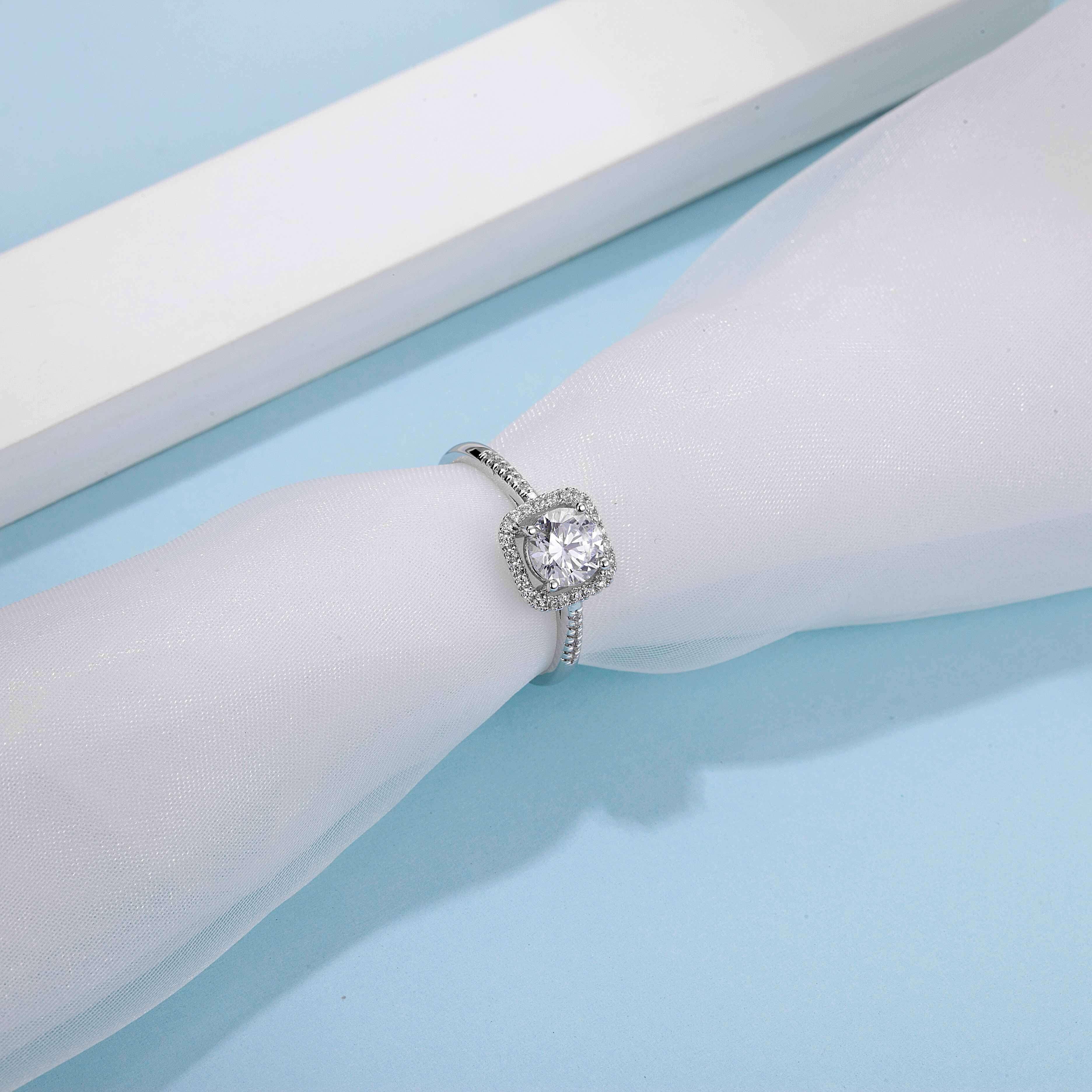 Fine Jewelry Classic Style D Color VVS Clarity 1.0ct Moissanite Diamond Couple Rings for Weddings and Engagement