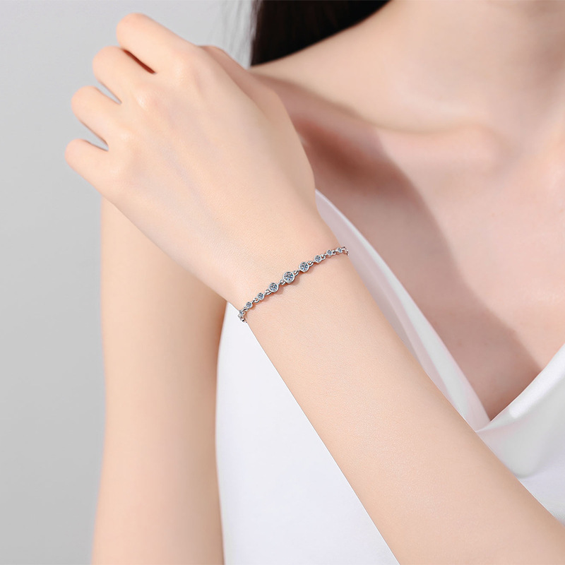 Sophisticate Your Style with This Charming 925 Silv' Necklace Featuring Radiant Moiss'te Beads