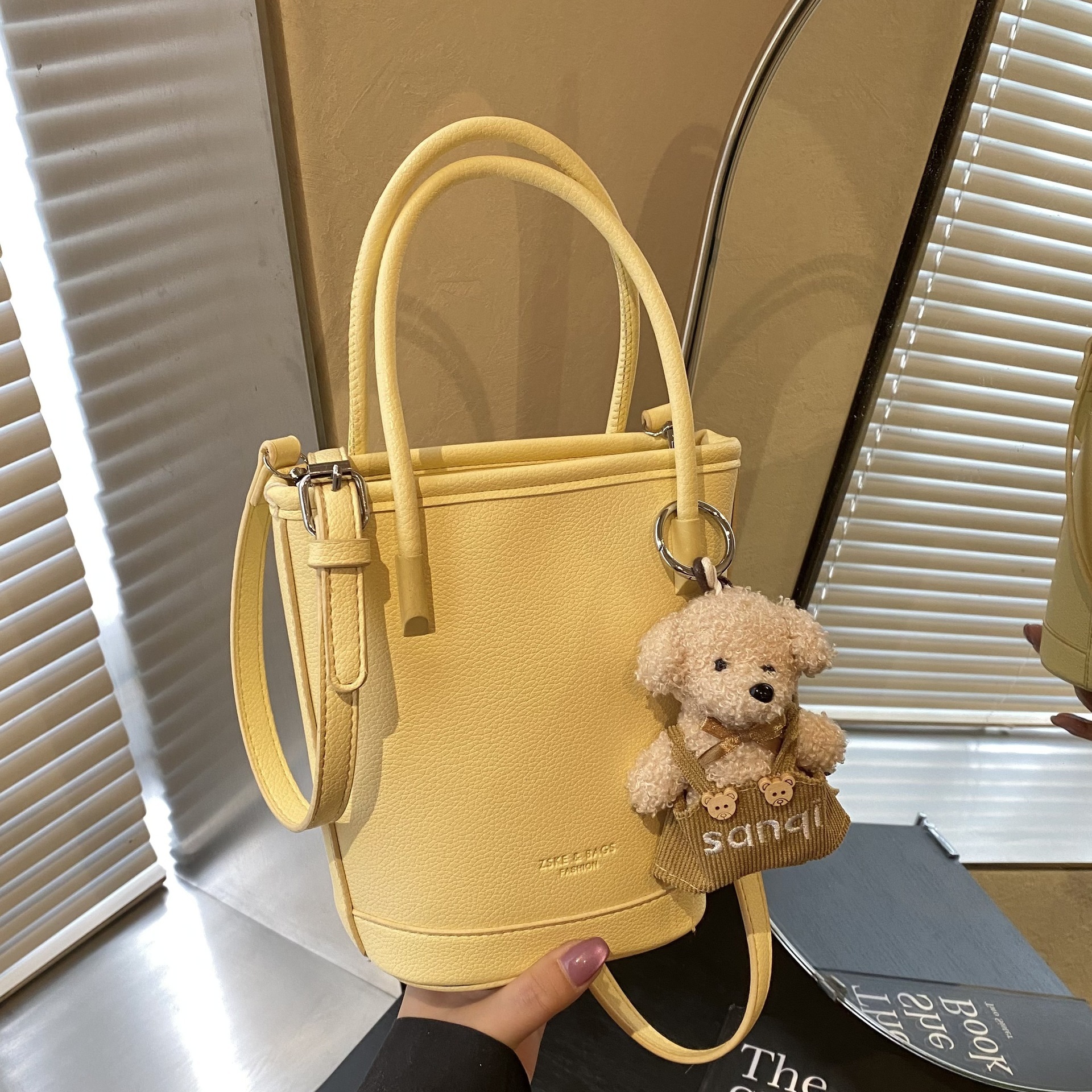 designer Korean Style INS Handheld Bucket Bag for Women 2025 New Niche Design Commuter Bag Casual Versatile Crossbody Bag