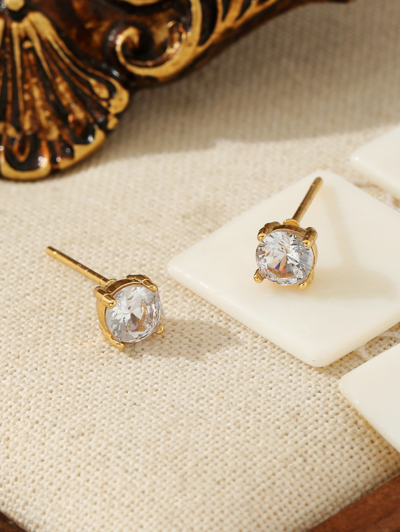 French Elegant Pearl Stud for Women, Titanium Steel, Simple and Versatile Mini Gold-Plated Non-Fading Zircon Cute Earrings