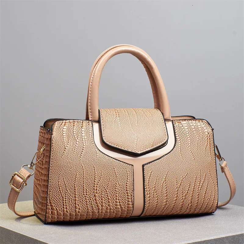 2025 Fashion New Crocodile Pattern Handbag Women'S Large Capacity Shoulder Classic Retro Crossbody Commuter Tote Bag