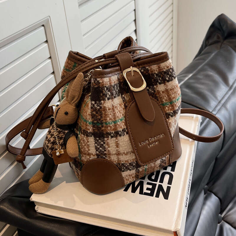 High-End Crossbody Bucket Shoulder Small for Women 2025 Spring Trend Plaid Hot Commuter Women's Bag New Casual Versatile Fashion Clothing