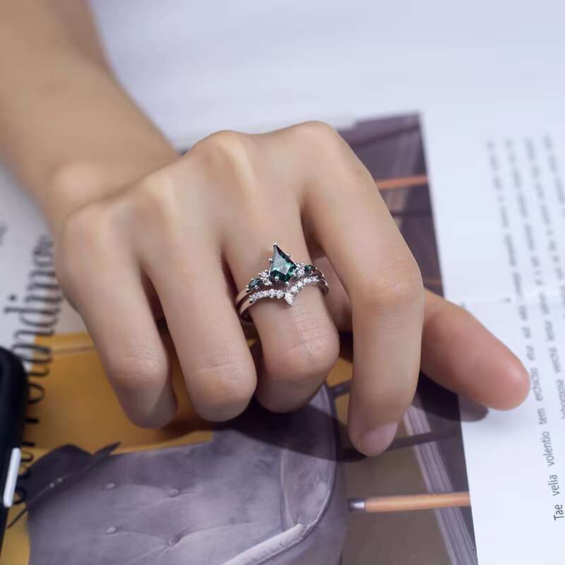 Hot Sale PT950 Jewelry Green Moissanite and Lab Grown Diamond Stackable Rings for Women