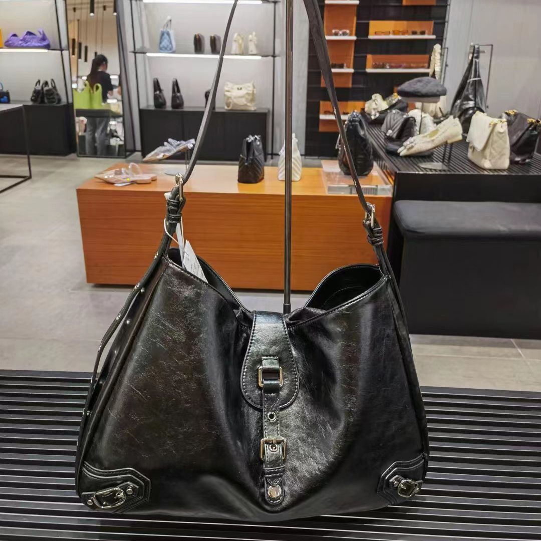 designer 2025 Autumn New Women's Bag Fashion Cool Trendy Large Capacity Retro Style Shoulder Crossbody Bag Versatile Underarm Bag