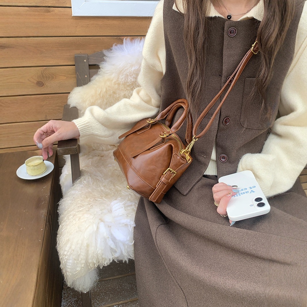 designer Versatile Handheld Bowling Ball Bag for Women 2025 Autumn Winter New Retro Fashion Pillow Bag Commuter Shoulder Crossbody Bag