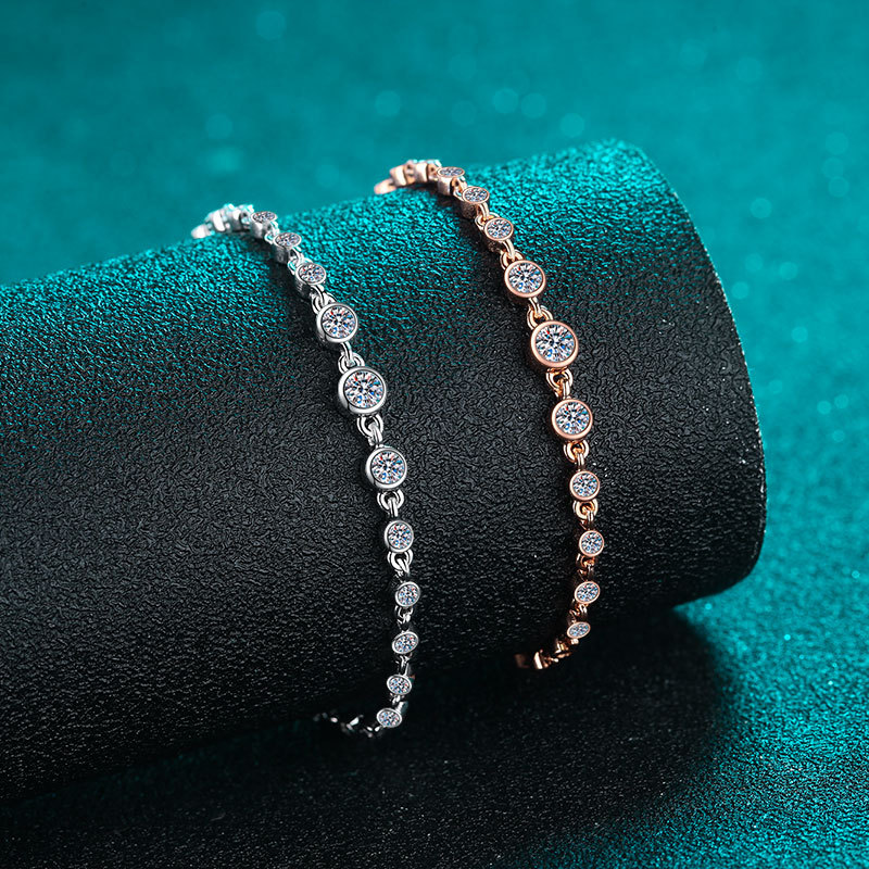 Sophisticate Your Style with This Charming 925 Silv' Necklace Featuring Radiant Moiss'te Beads