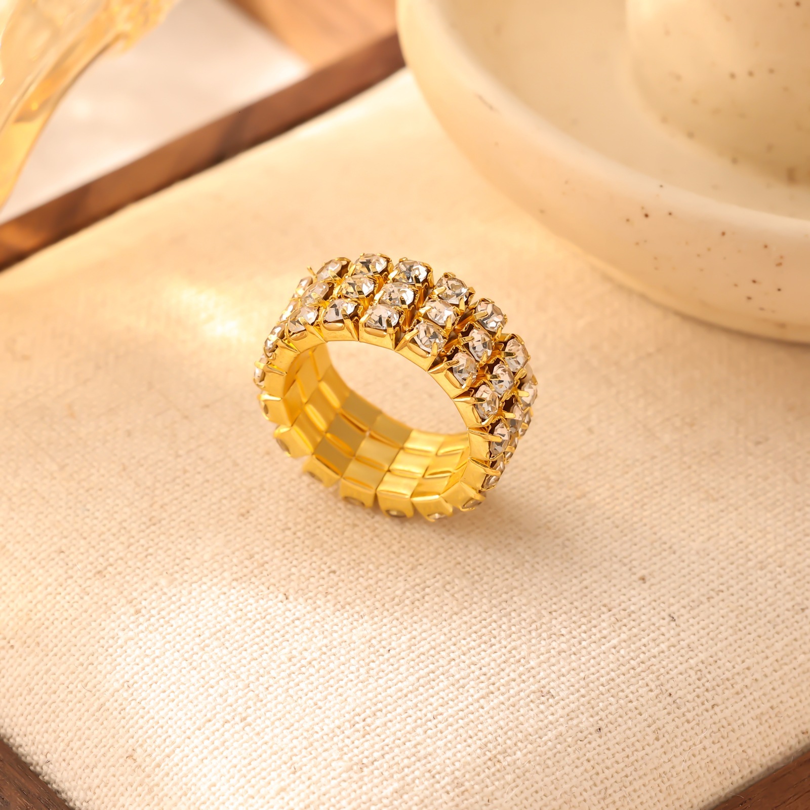New Fashionable Diamond-Studded Metal Women, Round Ring for Stylish Outfits