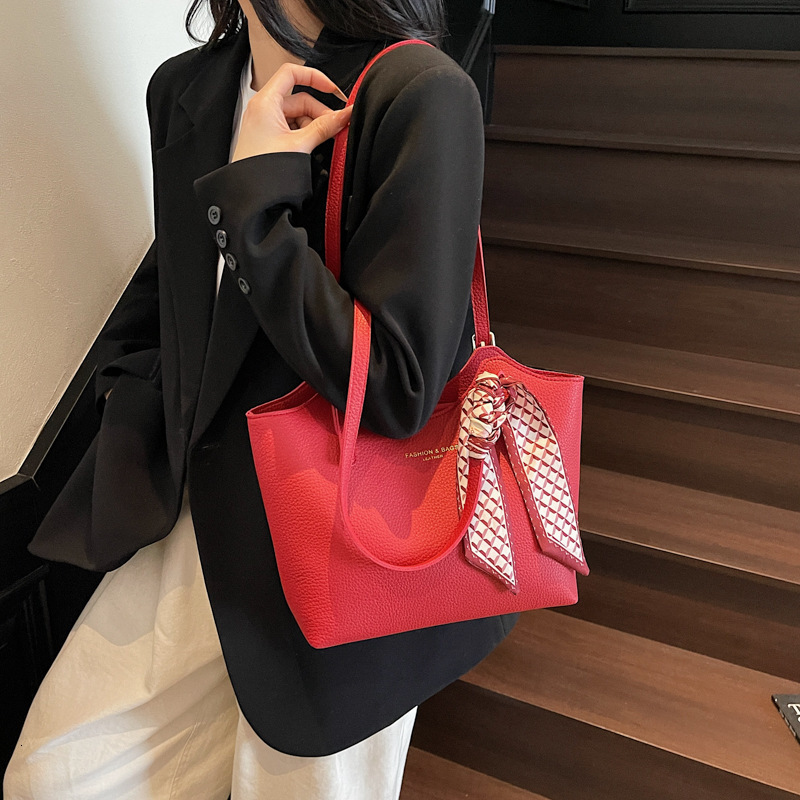 designer Fashion Simple Retro Large Capacity Tote Bag for Women 2025 New Casual Versatile Office Commute Underarm Shoulder Bag