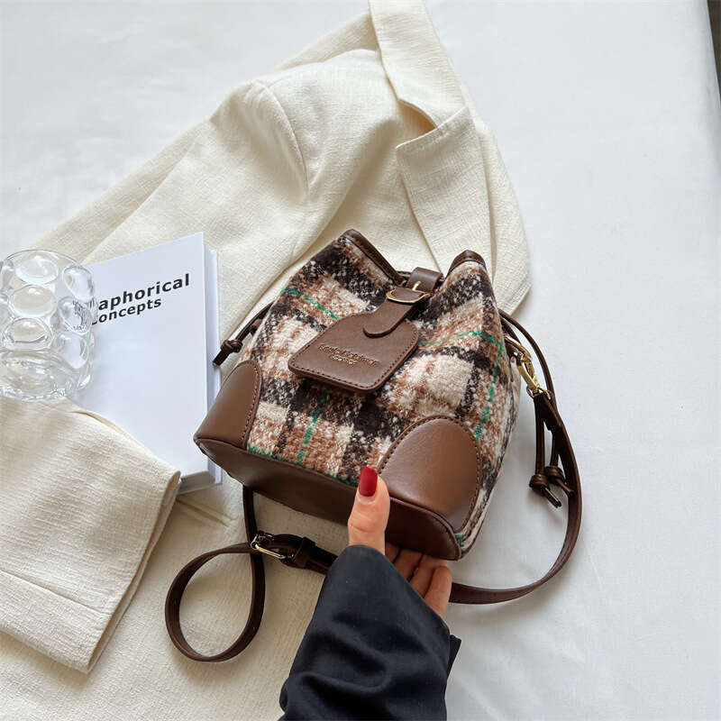 High-End Crossbody Bucket Shoulder Small for Women 2025 Spring Trend Plaid Hot Commuter Women's Bag New Casual Versatile Fashion Clothing