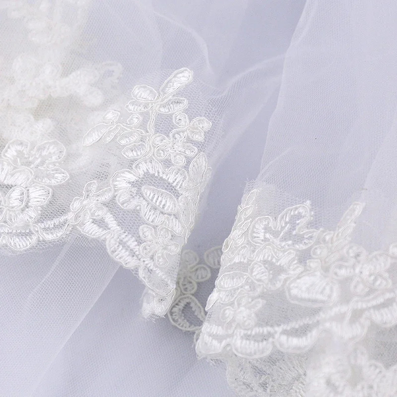 White Two Layers Bride Wedding Veils Lace Edge Sexy Short Waist Length Wedding Veil with Comb Dress Veil for Bride 250530