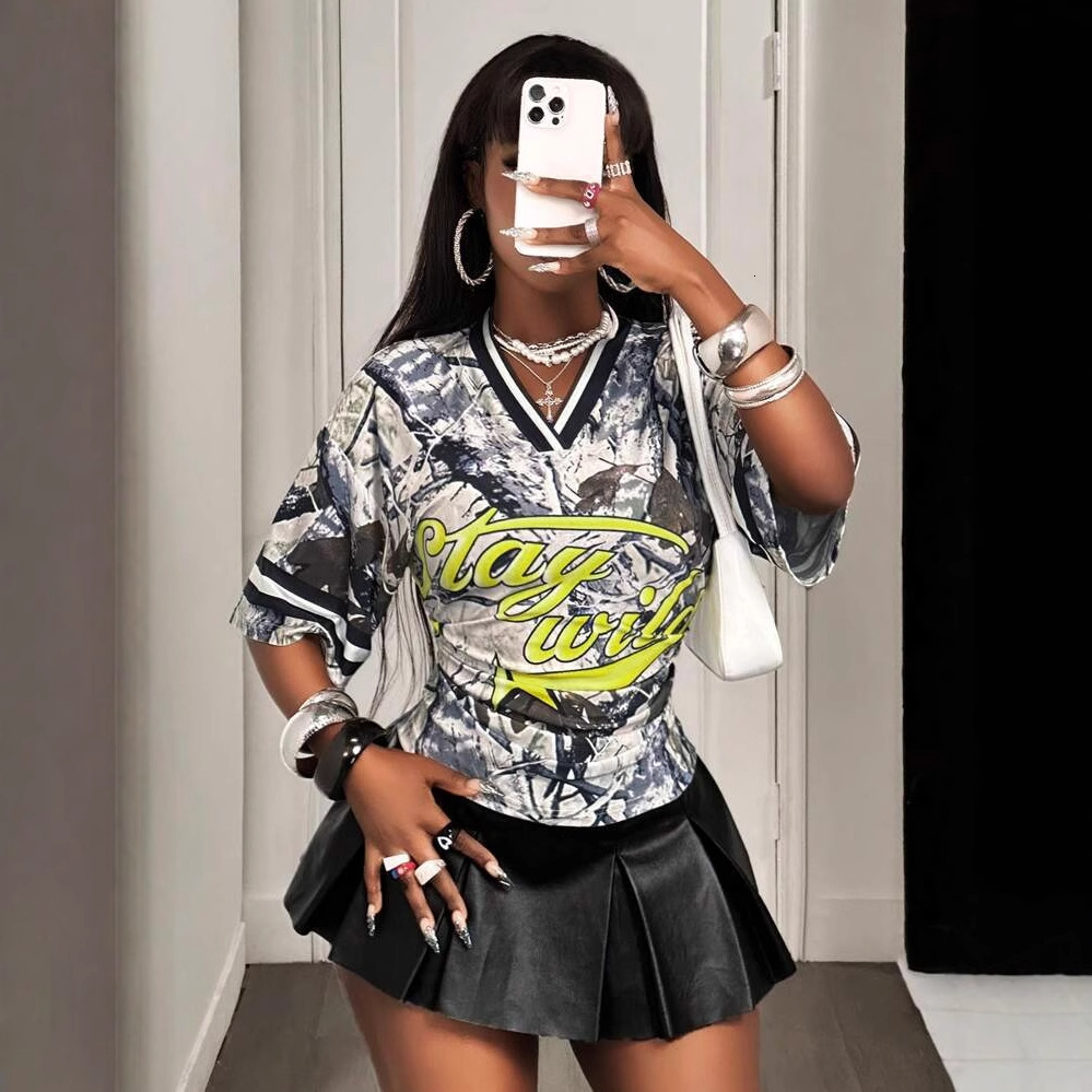 Designer T Shirt European And American New Fashion Trend Street Print Girl Style Loose Casual V Neck Top T Shirt Retro Short Sleeve Essentials Summer 