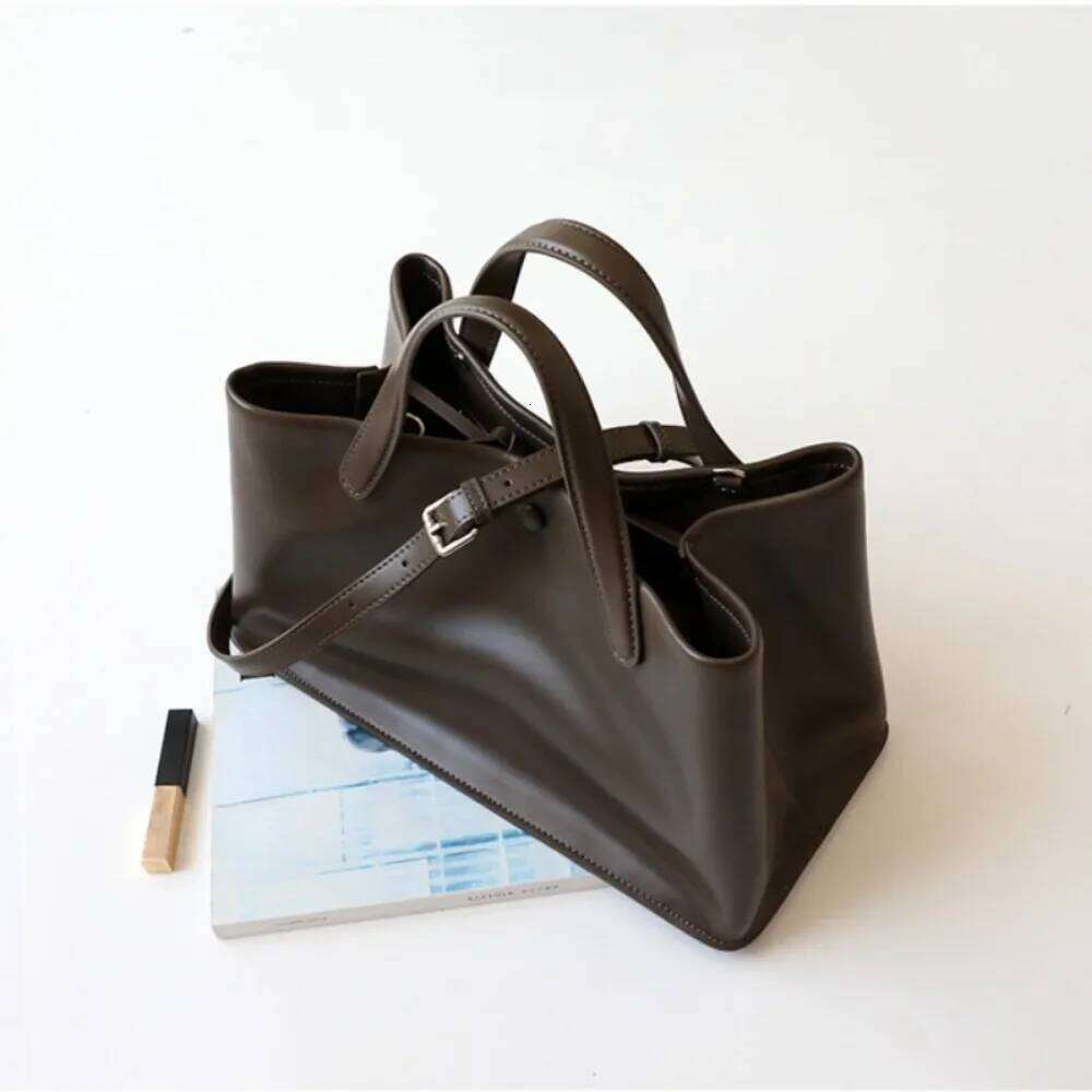 New Moda Simple Large Capacity Exposure Handbags Women Office Casual Dermis Totes Minority Commuter French Style Messenger Bags