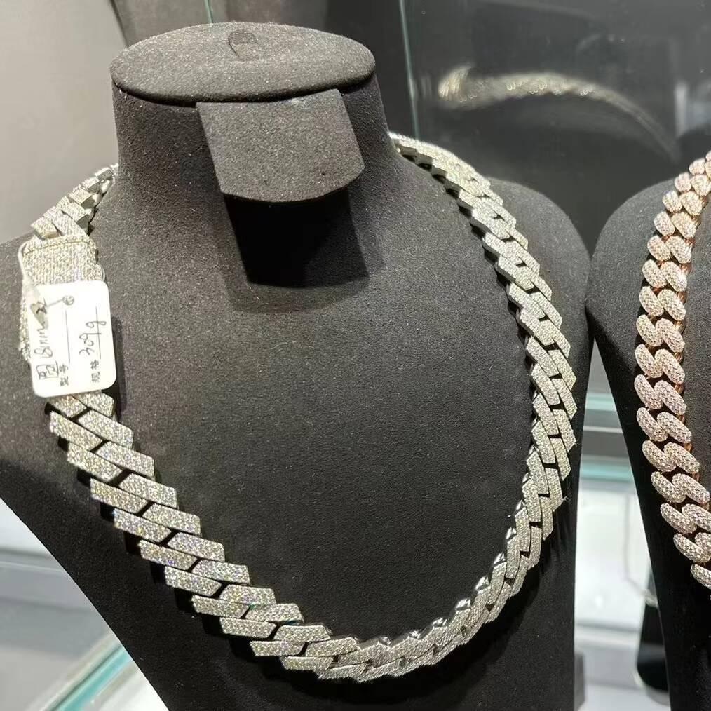 Merchant's high-quality Cuban chain store