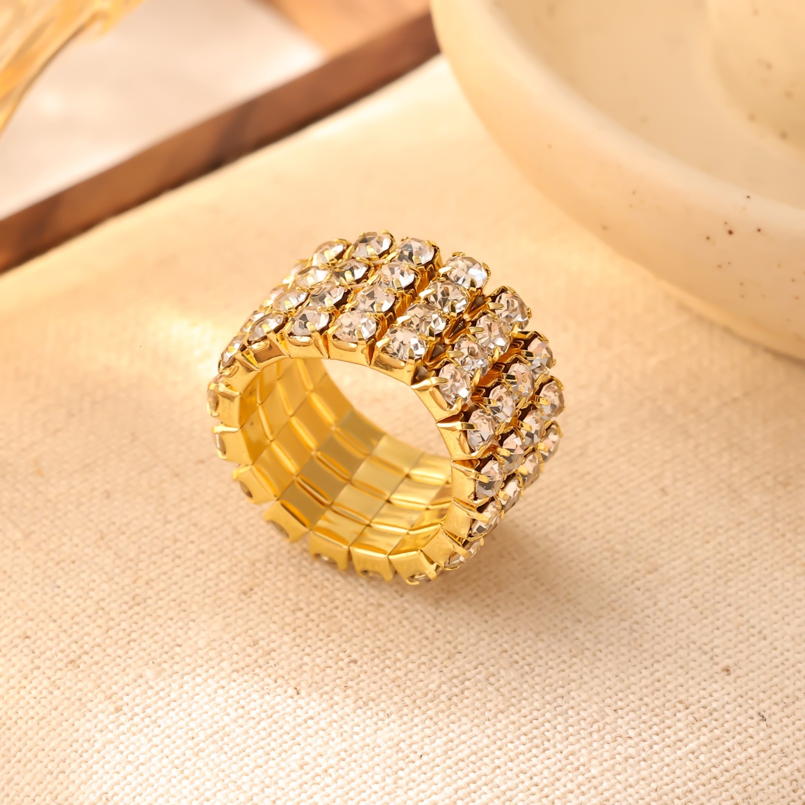 New Fashionable Diamond-Studded Metal Women, Round Ring for Stylish Outfits