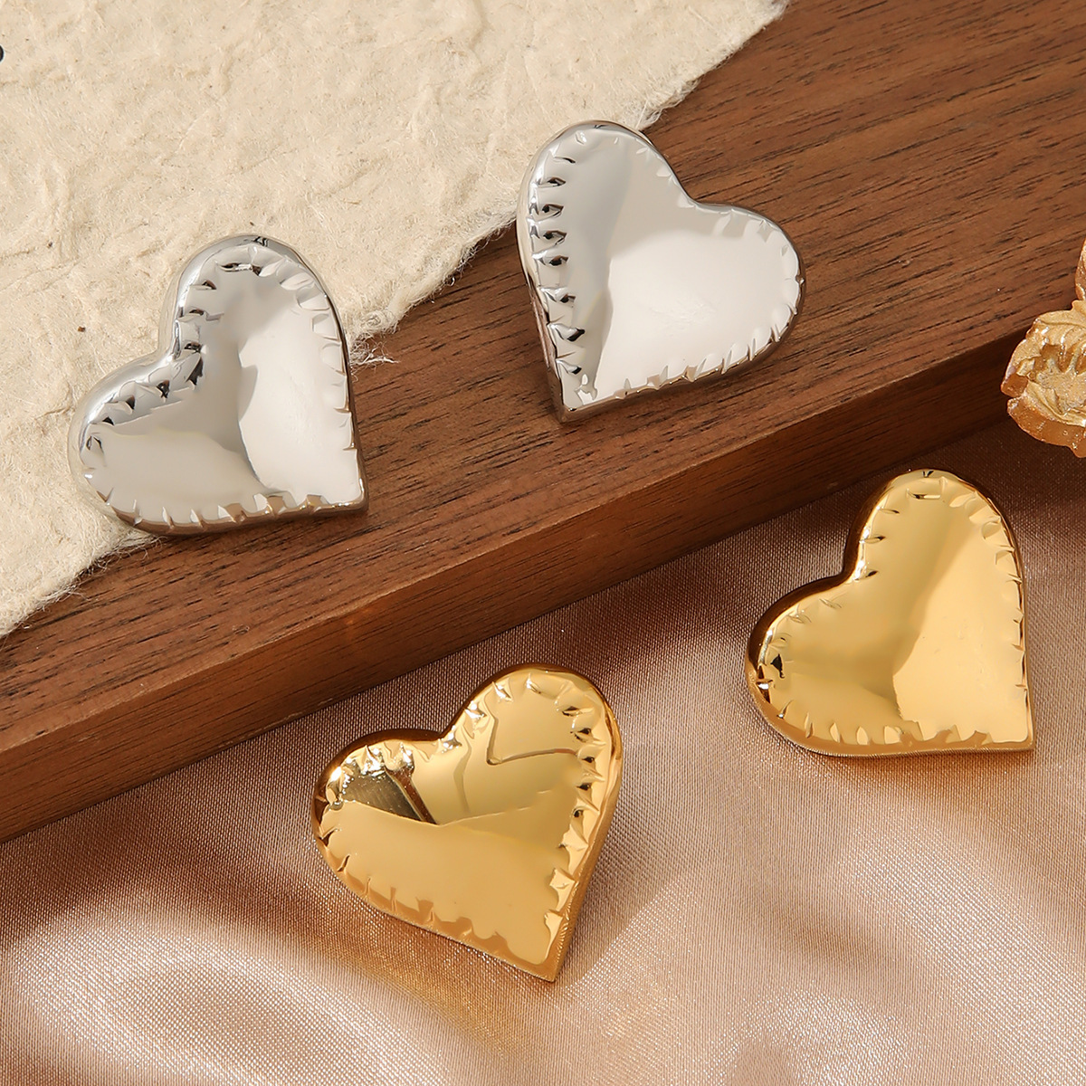 Fashion Titanium Steel Flower Earrings Light High-end Sense Women Gold-plated Hollow Non-fading Niche Metal Ear Jewelry