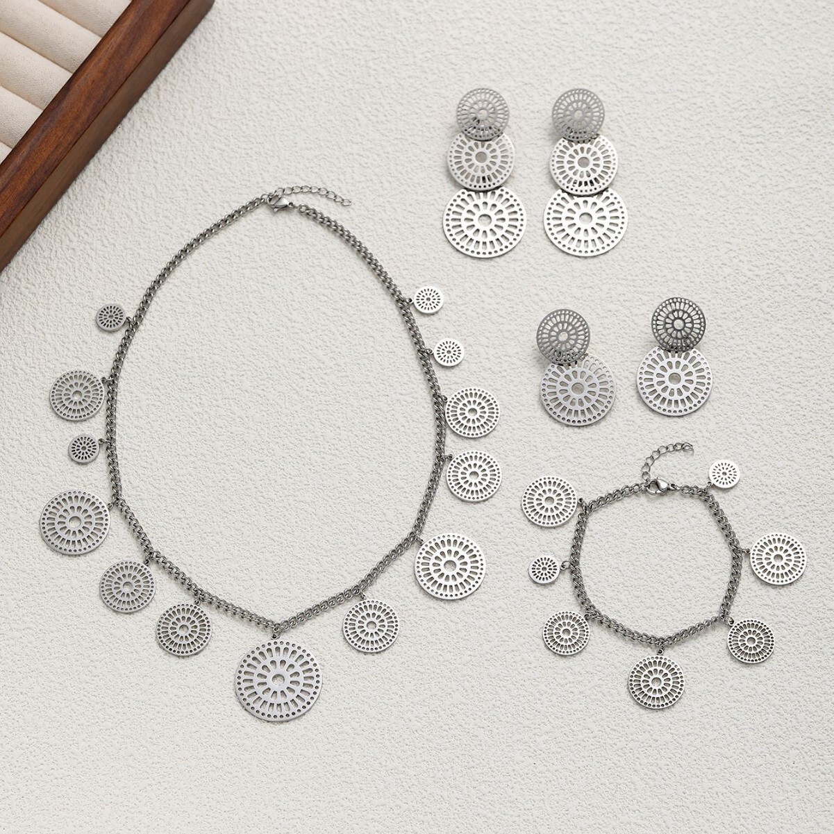 Designer Jewelry Hollow Pendant Clavicle Necklace for Women