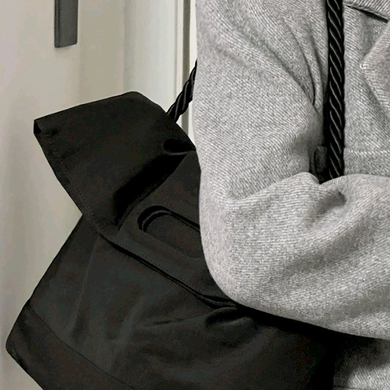 designer 2025 New Fashion Wide Strap Black Crossbody Bag for Female Students High-end Versatile Messenger Bag Commuter Tote Bag