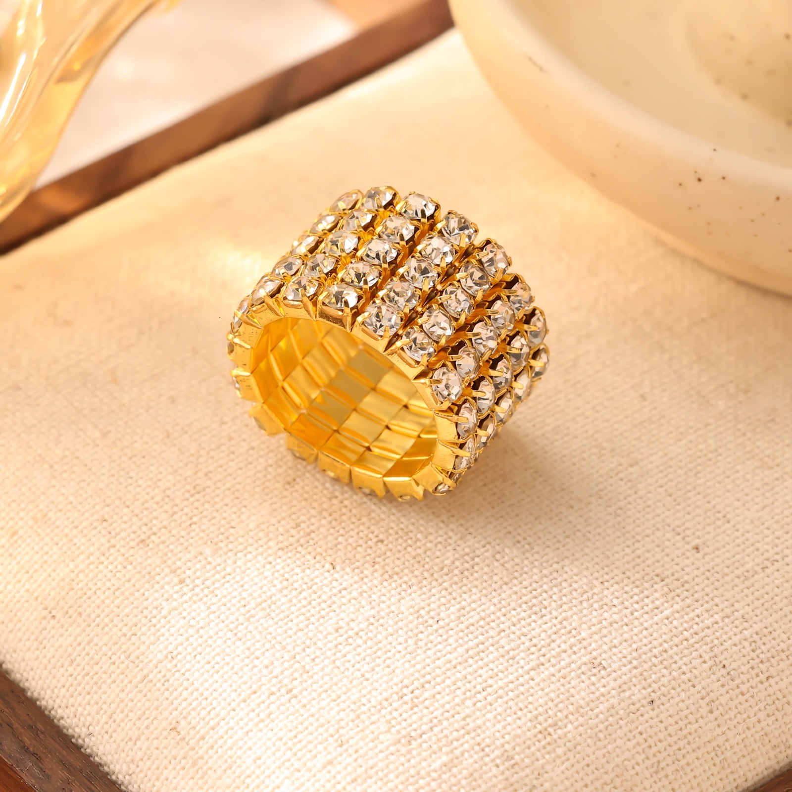 New Fashionable Diamond-Studded Metal Women, Round Ring for Stylish Outfits