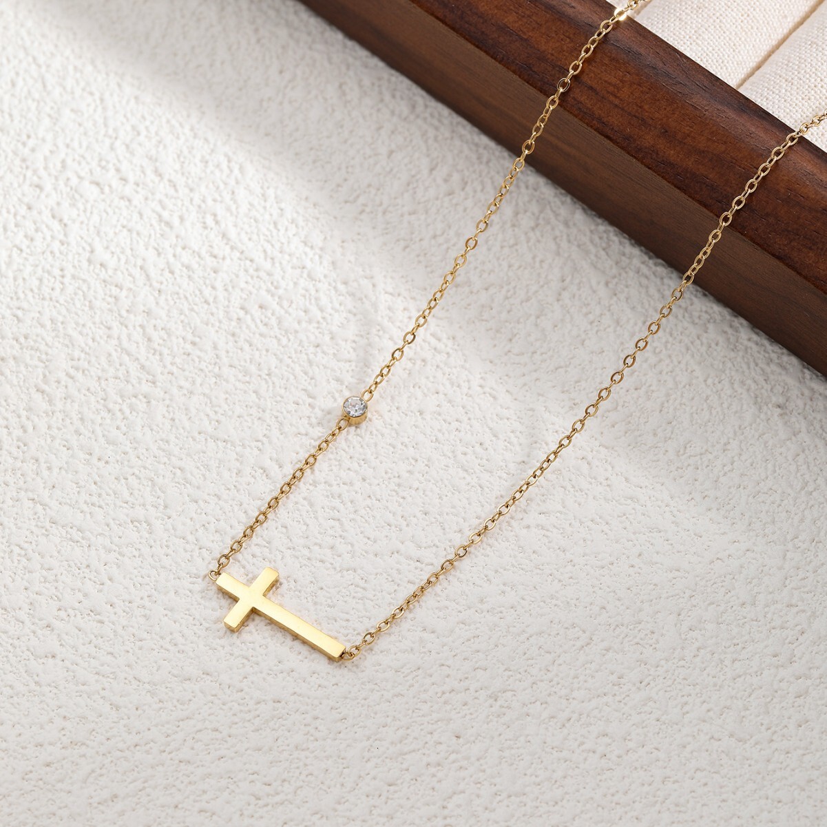 Design Sense Internet Celebrity Minimalist Style High-end Collarbone Chain Trend Titanium Steel Non-fading Three-layer Cross Necklace for Women