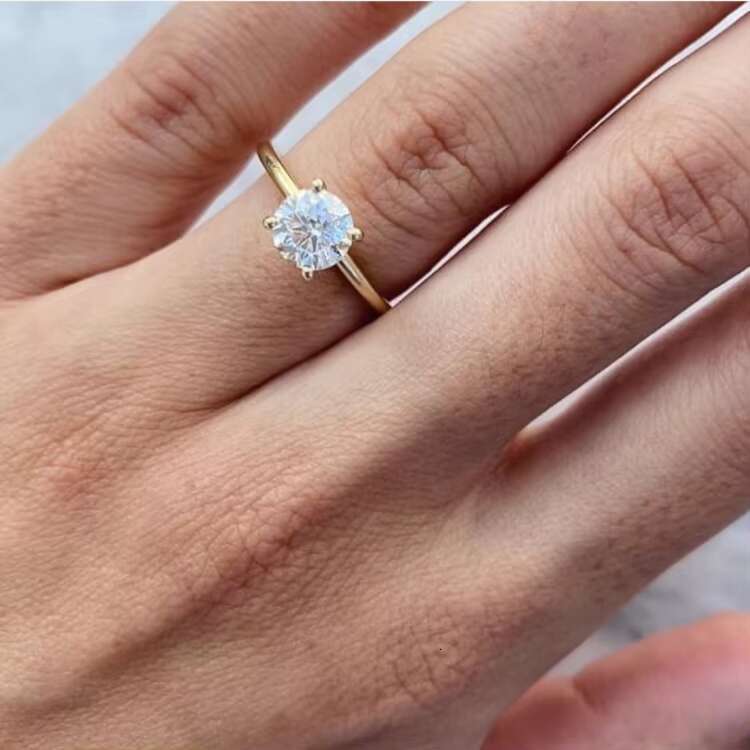 Wholesale Classic Engagement Rings High End Moissanite Diamond Rings Womens Fashion Jewelry