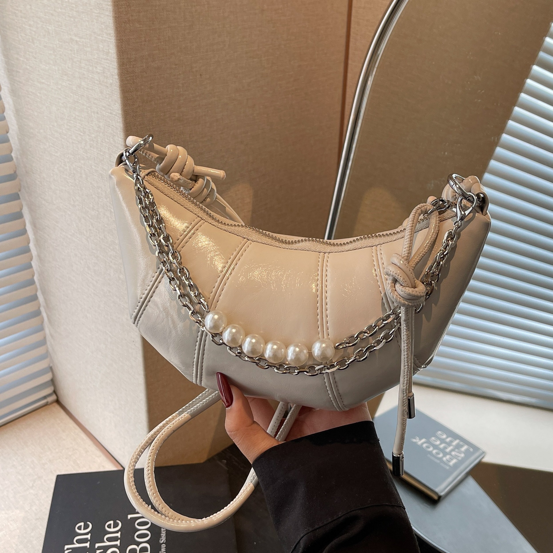 designer 2025 New Niche Design Trendy Simple Solid Color Horn Bag Versatile Commuter Fashion Single Shoulder Crossbody Bag for Women