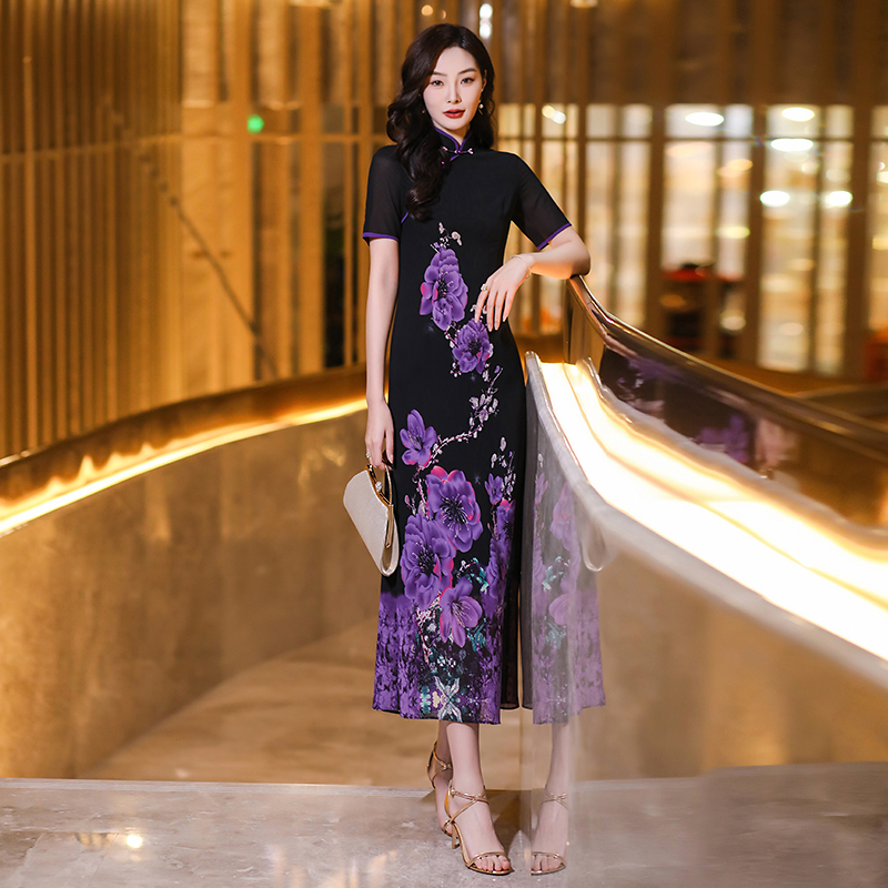 Chic Full-Length Evening Gown: Luxurious Silk Maxi-Dress Featuring Flattering Sleeves