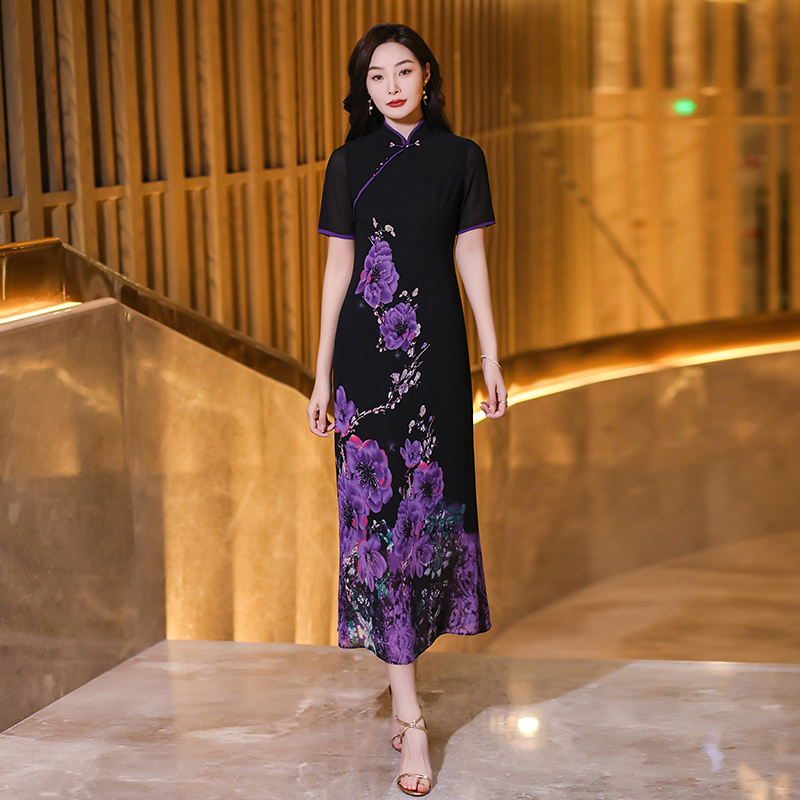 Chic Full-Length Evening Gown: Luxurious Silk Maxi-Dress Featuring Flattering Sleeves