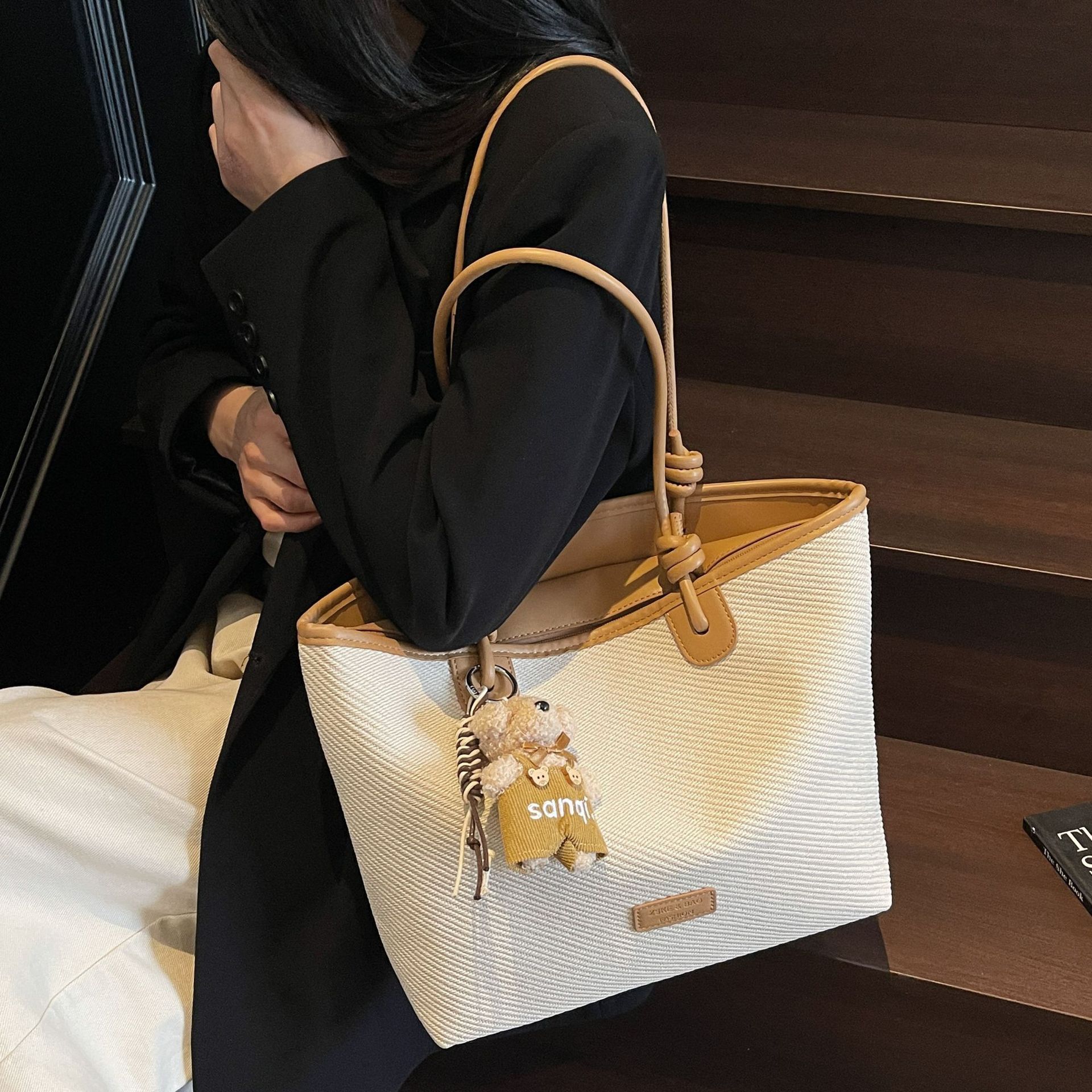 designer Minimalist Stylish Large Capacity Tote Bag for Women 2025 New Fashion Casual Commuter Lightweight Versatile Shoulder Underarm Bag