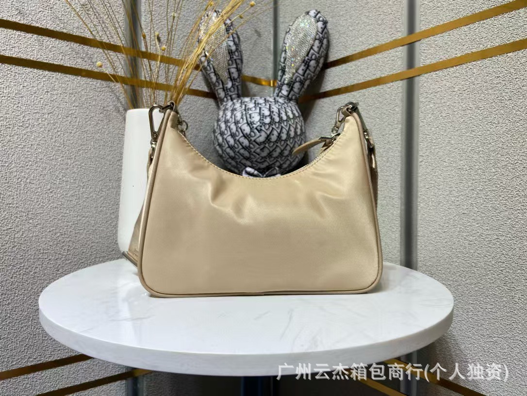 HOBO Champion 2025 Autumn New Underarm Bag Solid Color Letter Fashion Horn Designer Pack Bag Shoulder Bag Crossbody Luxury Bag Bag Oxford