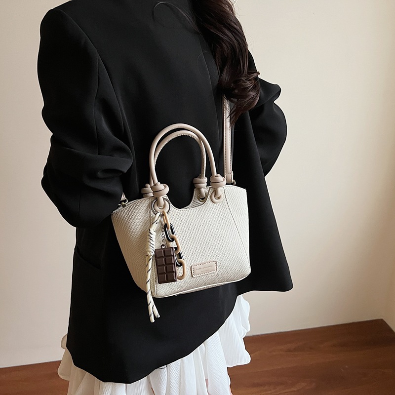 designer Trendy Fashion Handheld Bucket Bag for Women 2025 New Commuter High-end Woven Pattern Fashion Single Shoulder Crossbody Bag