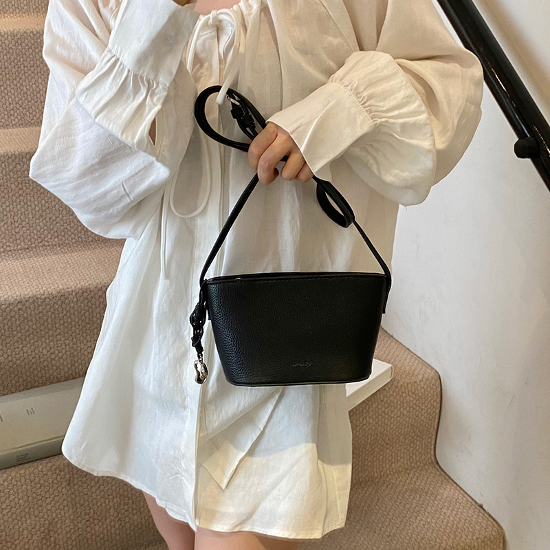 designer Niche Korean Style Fashion Casual Shoulder Bag Women's 2025 Versatile Small Crossbody Bag Commuter Bucket Bag