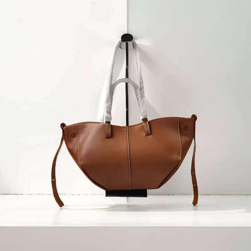 Classic Elegant Style Large Capacity Wing Crossbody Handbag Retro European American Niche Bucket Armpit Tote Bag Fashion