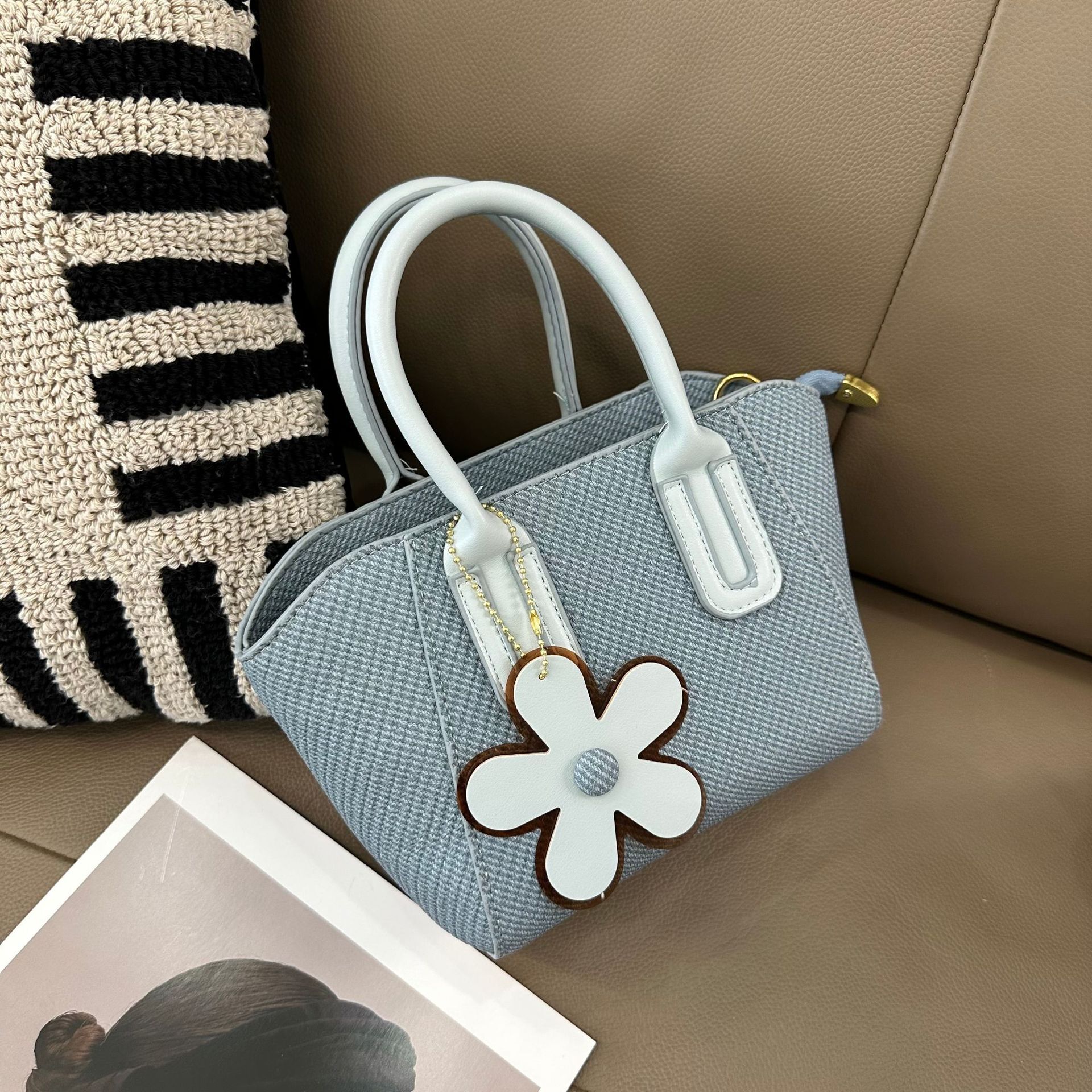 designer 2025 New Summer Single Shoulder Crossbody Bag High-end Handbag Korean Fashion Versatile Commuter Bag with Pendant Decoration