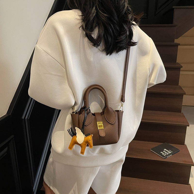 designer 2025 New Stylish Solid Color Versatile Handheld Bucket Bag for Women Korean Version Casual Simple Commuter Shoulder Crossbody Bag