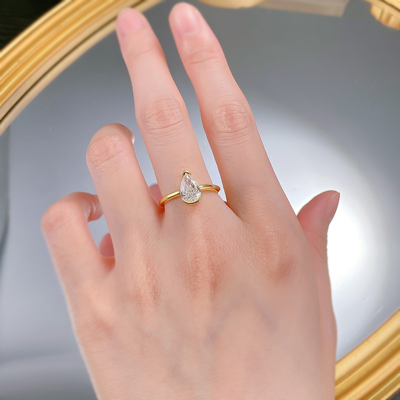 2025 Choucong Luxury Wedding Rings Noble Jewelry Real 100% 925 Sterling Silver Pear Cut White Moissanite Diamond Party Eternity 18K Gold Women Bride R