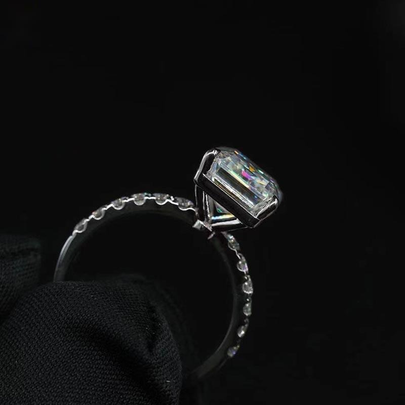 Custom Elegant Brilliant Twinkling Luxury 925 Silver Huggie Hoop Ring Crown Design in Solid Colors for Parties