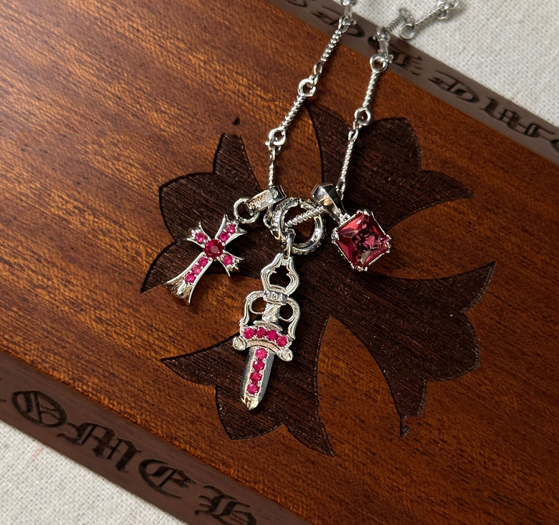 2025 New Cross Necklaces For Women Men Designer Vintage S Thai Sier Pendant Couples Black Chain High Quality White Dias Chrome Necklace Jewelry N6